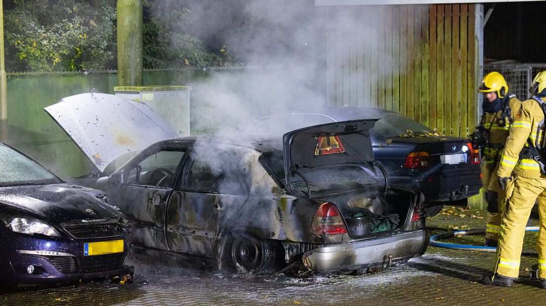 Brand in de auto bij het politiebureau in Epe.