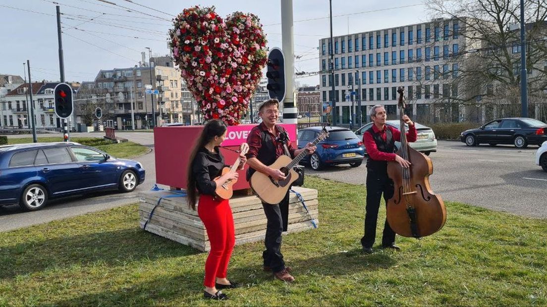 Op de Dag van Solidariteit klonk in Arnhem muziek bij de historische brug, in Elburg kwam men samen en in Velp werd geld ingezameld.