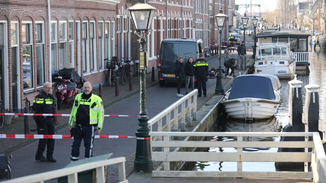 De politie zoekt weer in het water
