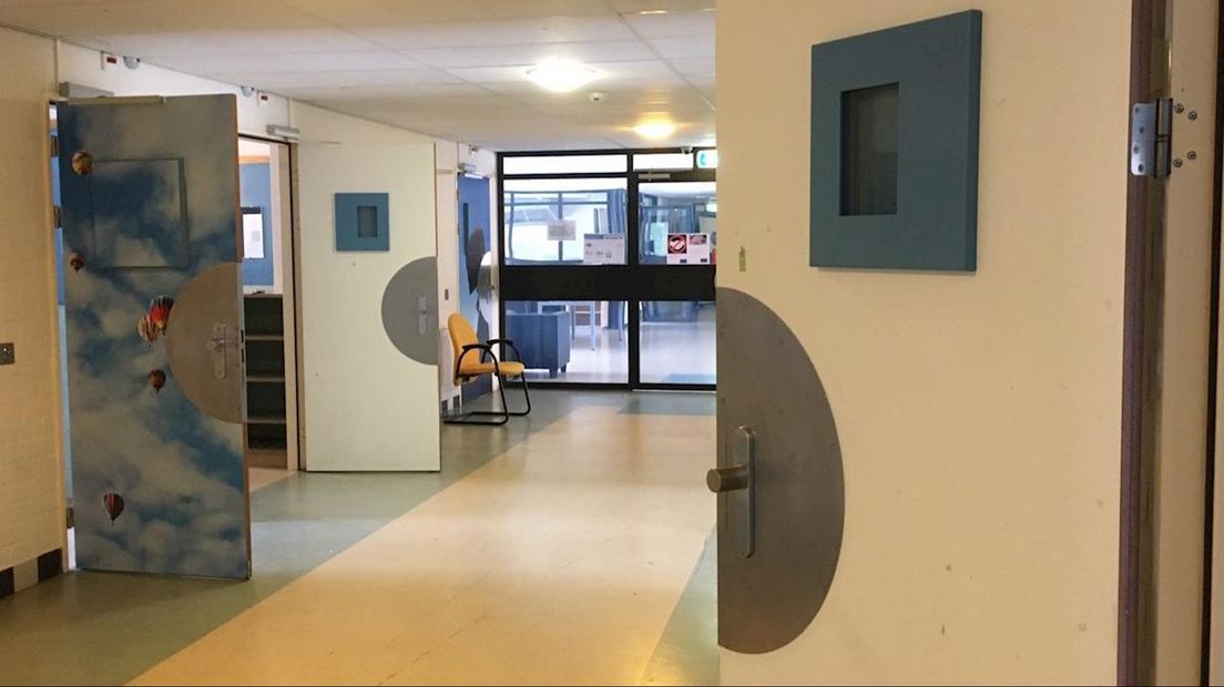 Het azc Almelo heeft twintig aparte kamers voor bewoners met corona