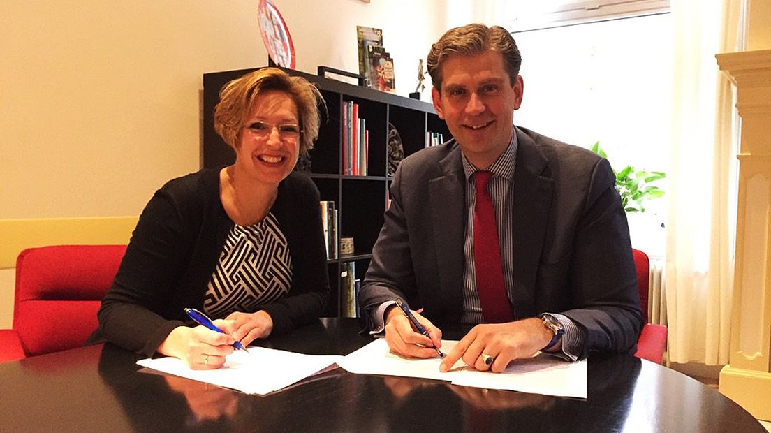 Kolff en Doornenbal ondertekenen het akkoord.