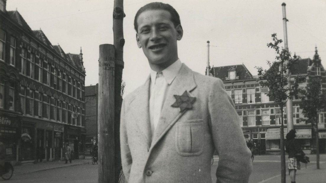 Man met jodenster op het Hobbemaplein in Den Haag d.d. 1943