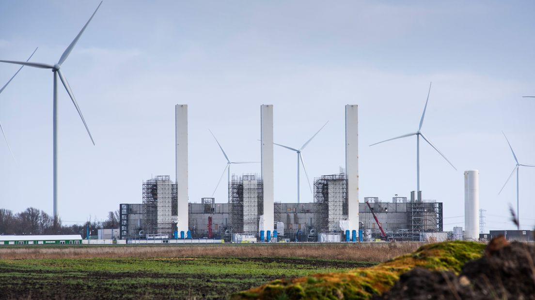 De stikstoffabriek in Zuidbroek in aanbouw