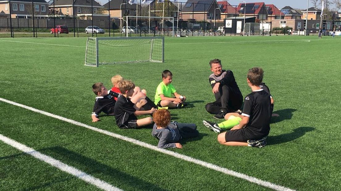 Peter van Meerten met zijn pupillen bij AVC Heracles.