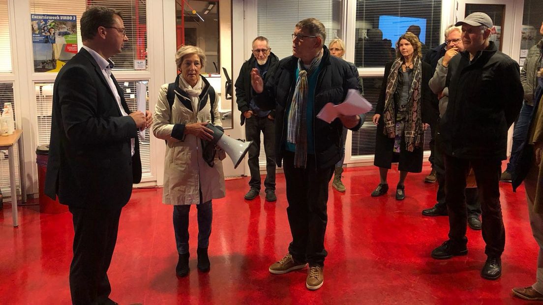 Directeur Bert Jan Bruning (links) luistert naar Kees Ploegman van Stichting Stop Zoutwinning