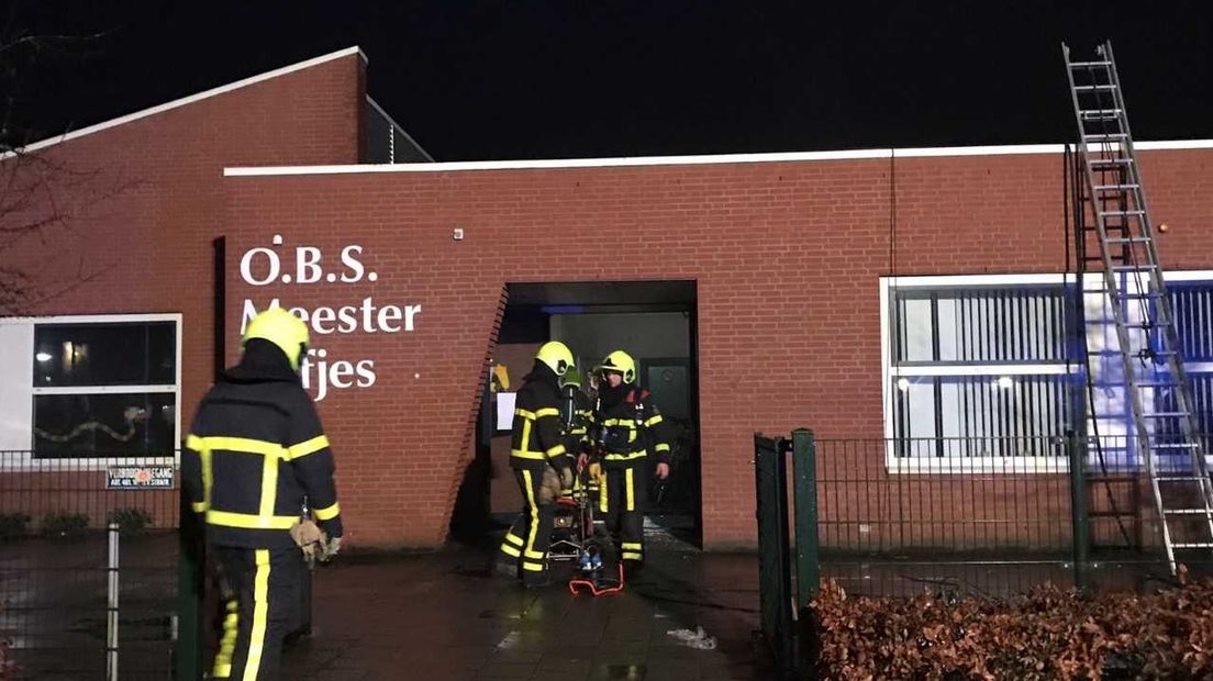 De grote uitslaande brand die zondagmiddag woedde in een basisschoolcomplex in Meteren (gemeente Geldermalsen) is waarschijnlijk aangestoken. Dat zegt de brandweer.