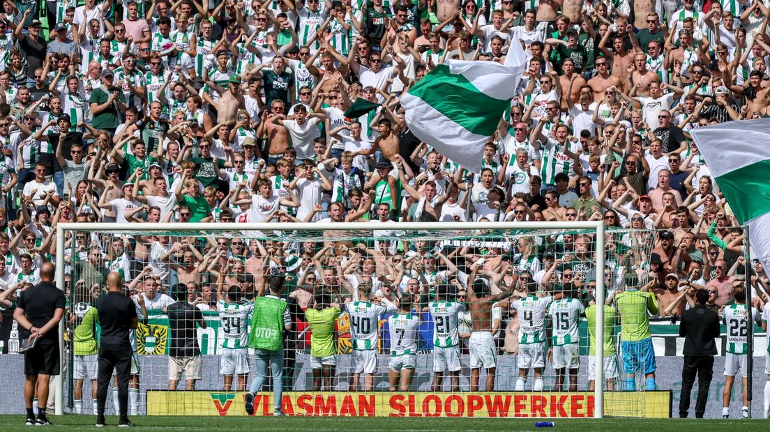 FC Groningen-spelers vieren de overwinning met de supporters op de Noordtribune