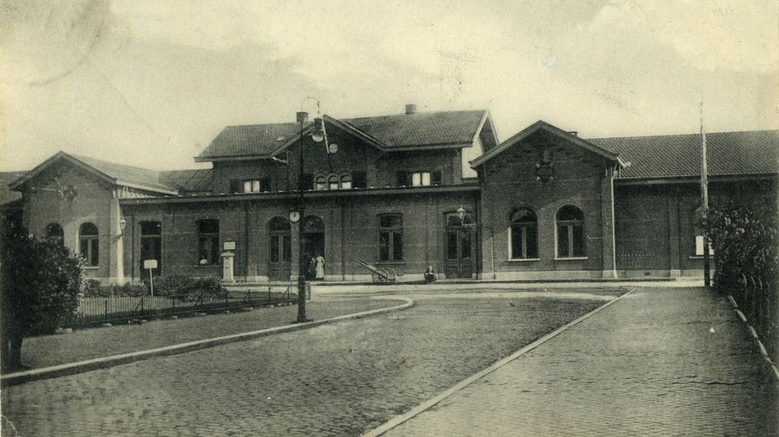 Het station van Roermond rond 1881.