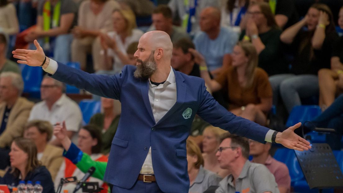 ZZ Leiden-trainer Geert Hammink geeft instructies