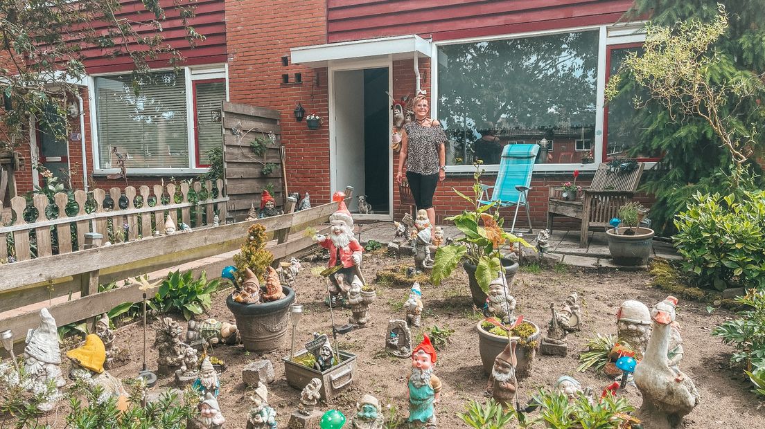 Petra met haar voortuin vol kabouters