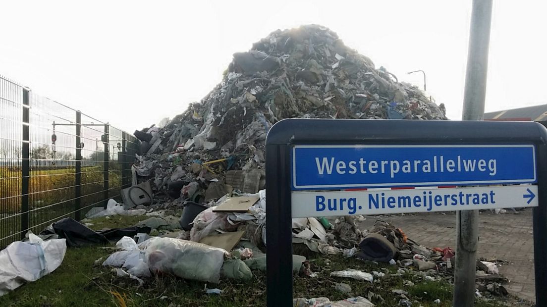 Ondernemer Talen stort berg afval op weg Staphorst