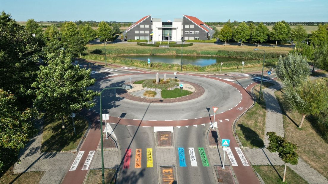 Het regenboogpas ligt vlakbij het gemeentehuis