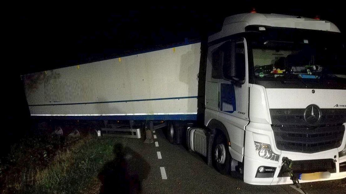 Vrachtwagen Belandt In Sloot; Weg In Rossum Uren Afgesloten - RTV Oost