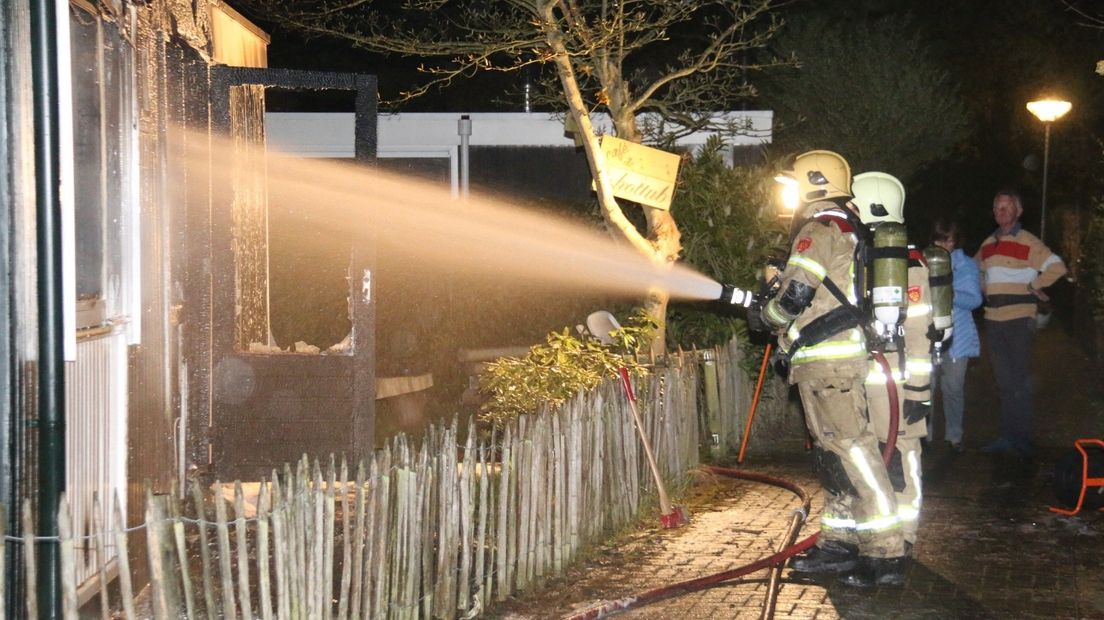 Huisje brandt af in bungalowpark Renesse (video)