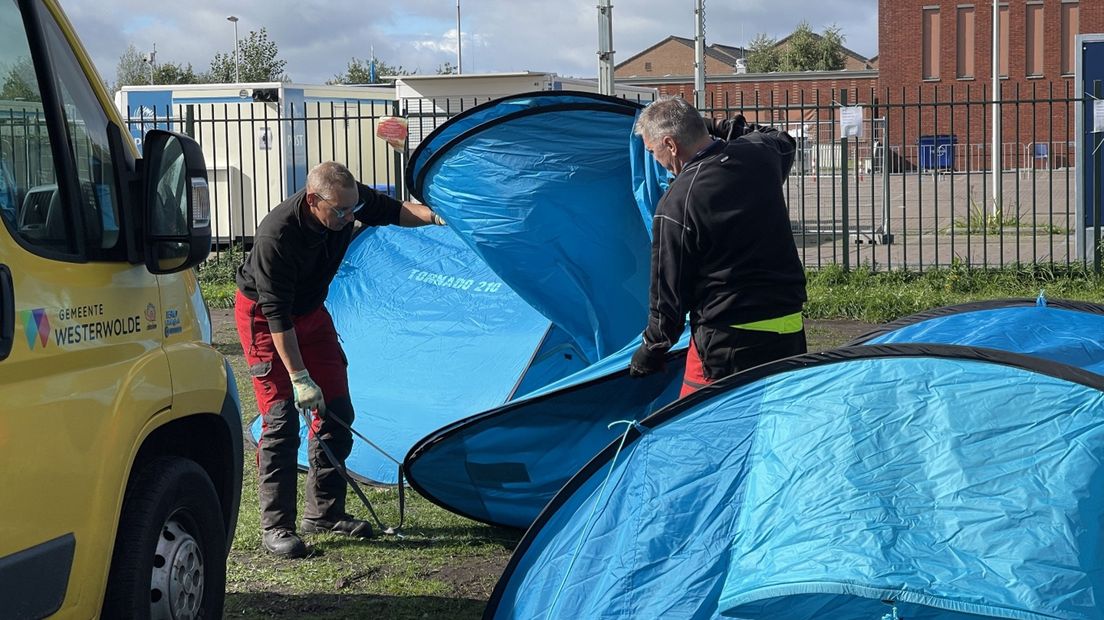 De blauwe tentjes worden opgeruimd