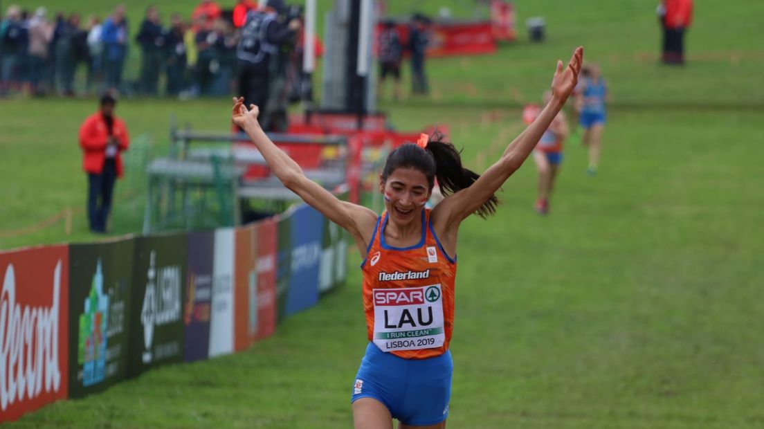 Jasmijn Lau heeft op het Europees kampioenschap Veldlopen een zilveren medaille veroverd in de categorie onder 23 jaar.