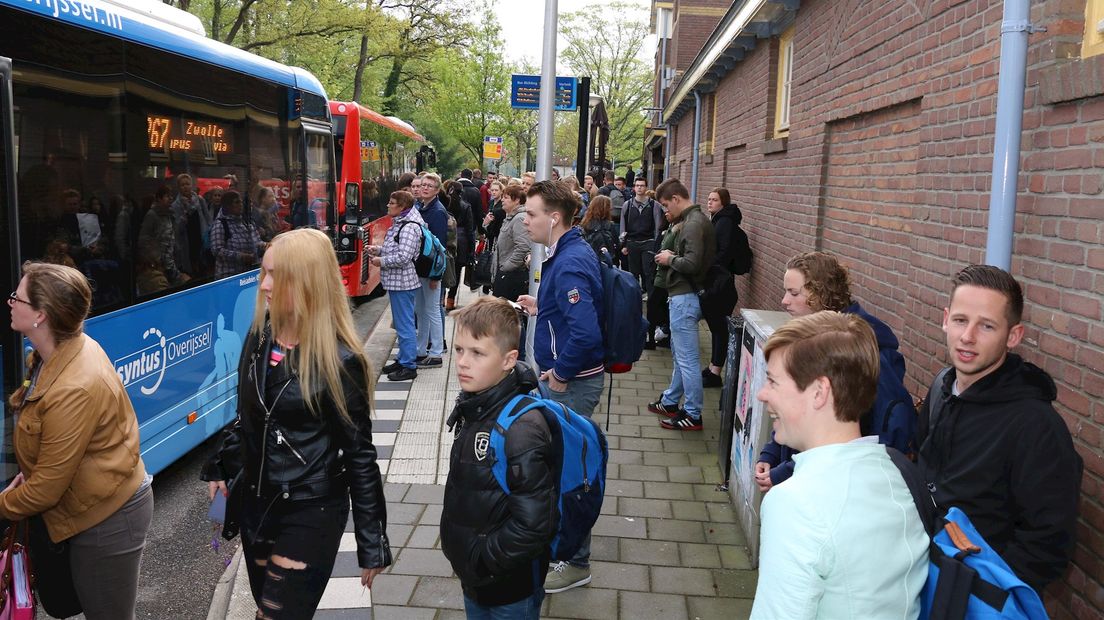 Reizigers wachten op vervangend vervoer