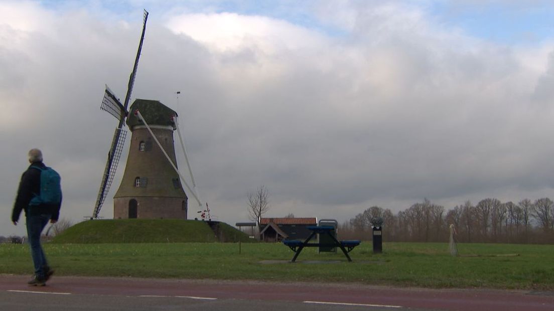 Klaas loopt langs de Piepermolen
