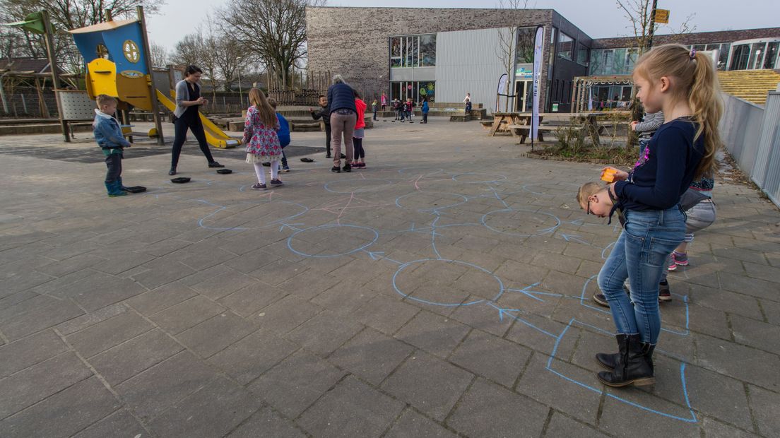 Er wordt druk gespeeld en geleerd op het schoolplein van basisschool Het Octaaf in Assen (Rechten: RTV Drenthe / Robbert Oosting