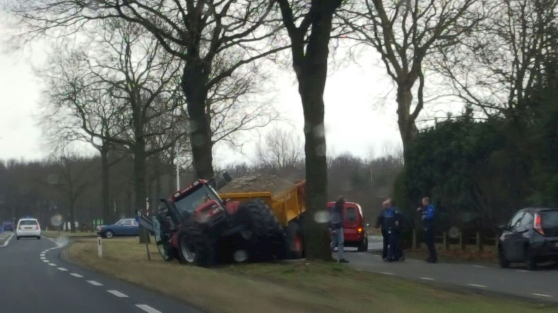 Tractor botst tegen boom in Hardenberg