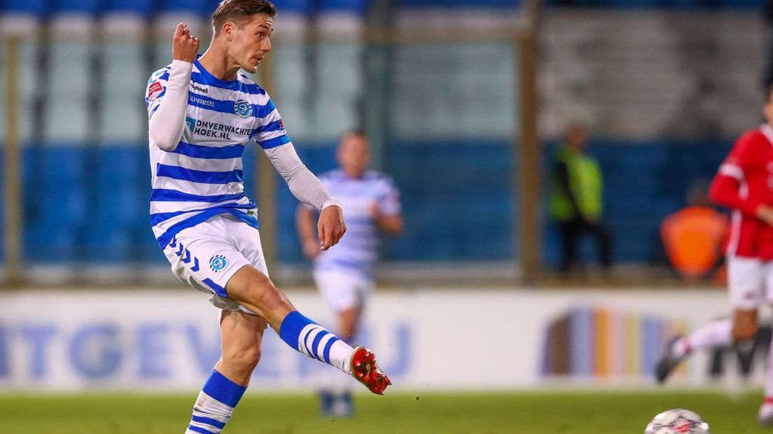 Jesse Schuurman verstuurt een pass tegen Jong AZ, afgelopen vrijdag.