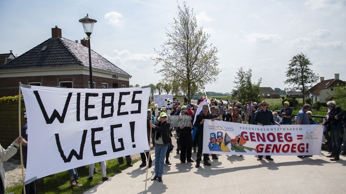 Boze Groningers tijdens het ministerbezoek na de beving van 3.4 bij Westerwijtwerd