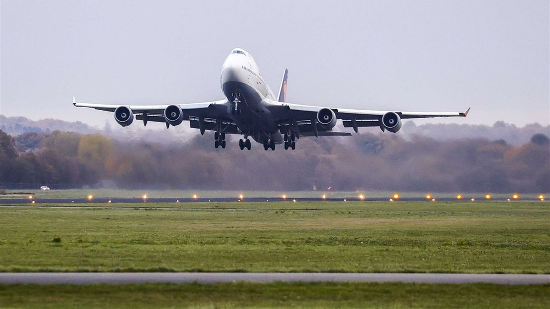 Lufthansa-toestel stijgt op van Twente Airport