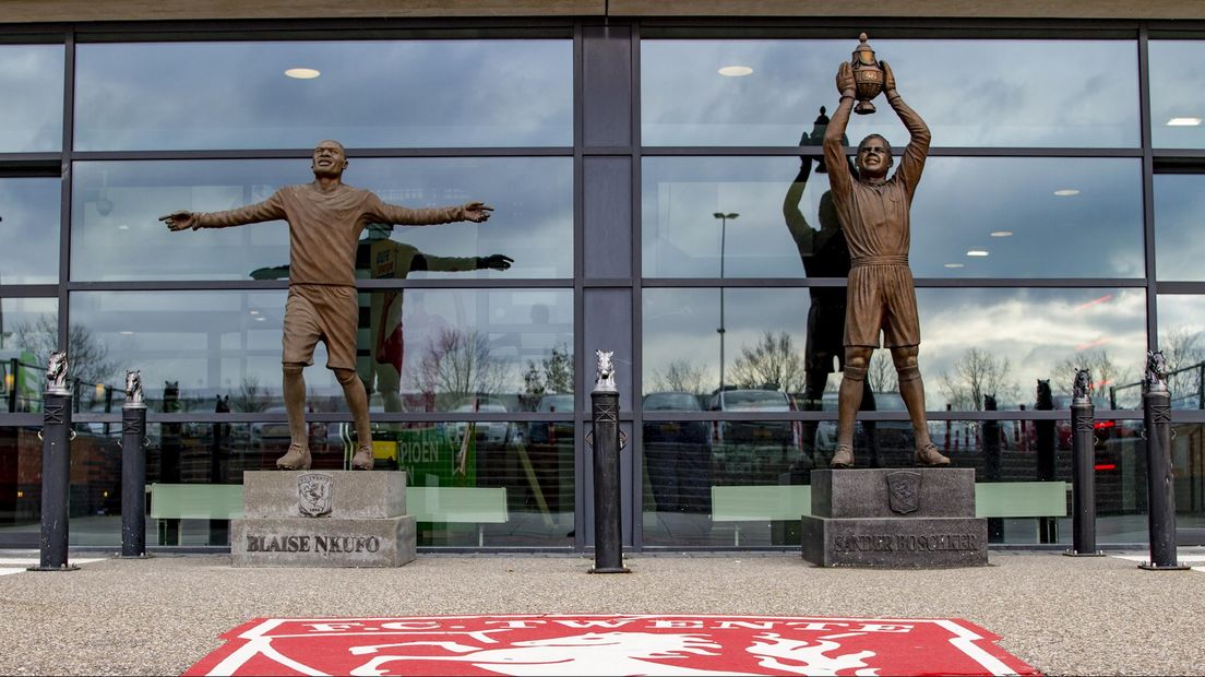 FC Twente standbeelden N'Kufo en Boschker