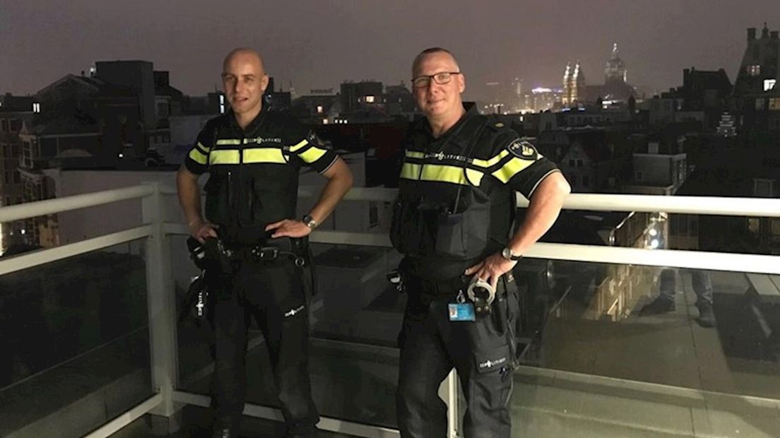 De Tubbergse wijkagenten Peter en Bas tijdens hun dienst in Amsterdam