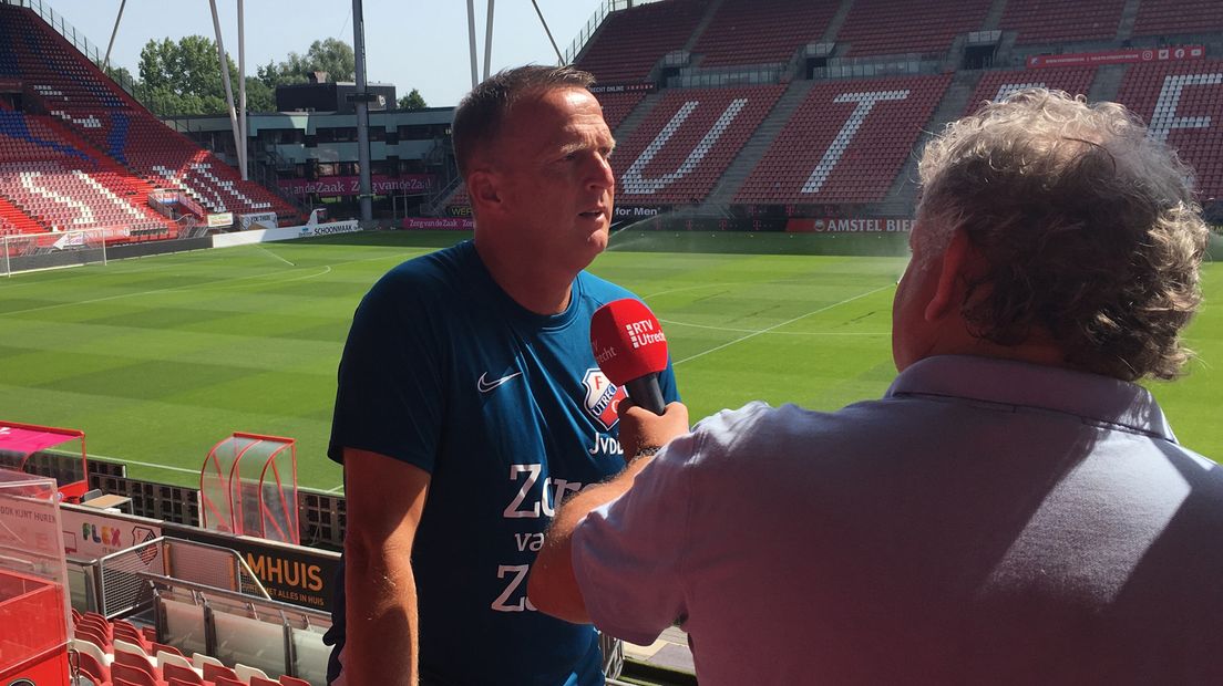 Trainer John van den Brom in gesprek met RTV Utrecht