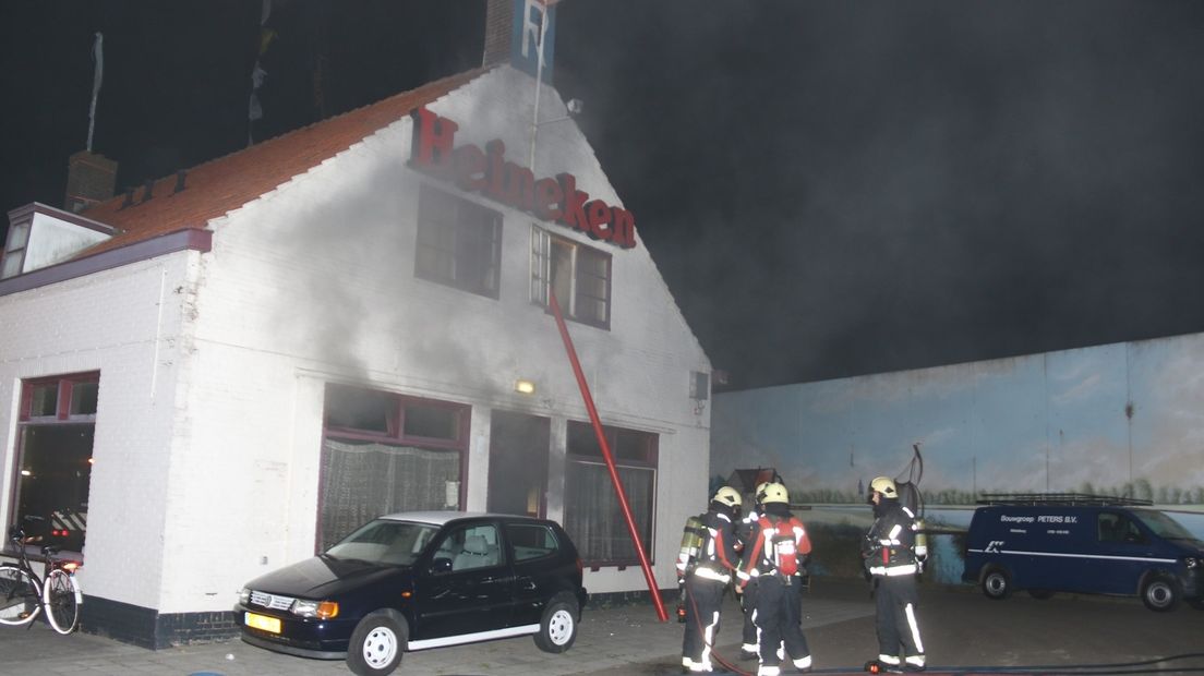 Gewonde bij brand Nieuw- en Sint Joosland (video)