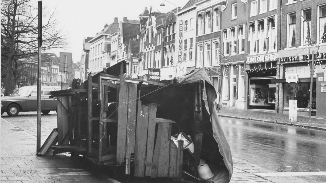 Een omgewaaide kraam op het A-kerkhof in de stad Groningen
