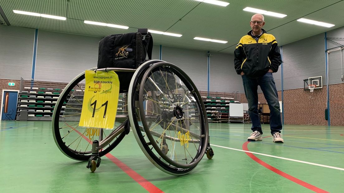 Michiel Ruiter met de hockeyrolstoel van Inge