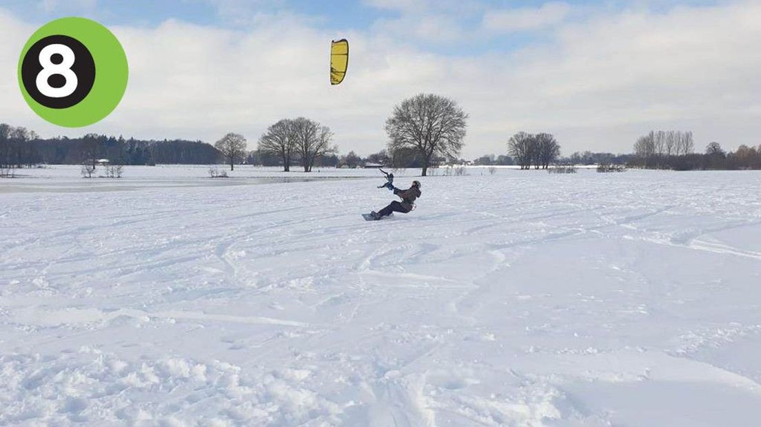 Kitesurfer gaat los op besneeuwd weiland
