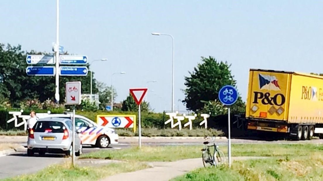Geschaarde vrachtwagen blokkeert rotonde in Haaksbergen
