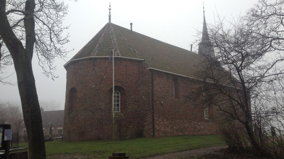 De kerk in Oosterwijtwerd, ook beschadigd na een reeks aardbevingen.