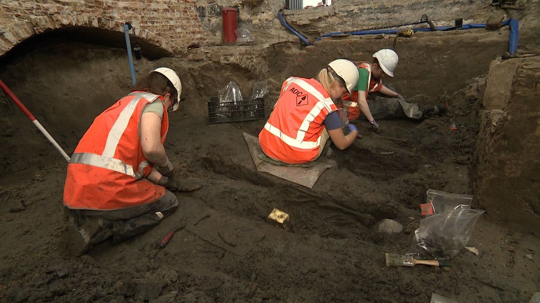 Tweehonderd lichamen gevonden bij opgravingen Nieuwe Kerk Delft