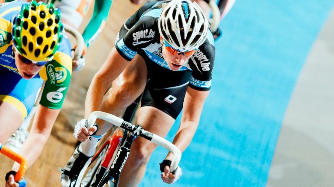 Vera Koedooder uit Apeldoorn bergt racefiets op Omroep Gelderland