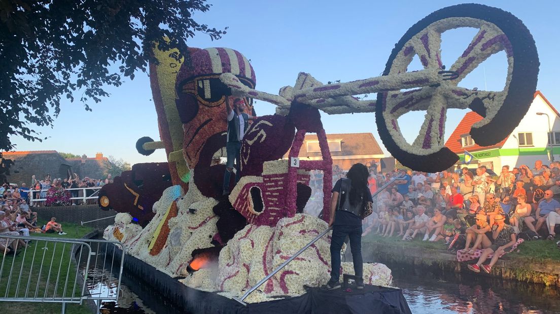 Spectaculaire grote gondels bij de 82e gondelvaart in Belt-Schutsloot