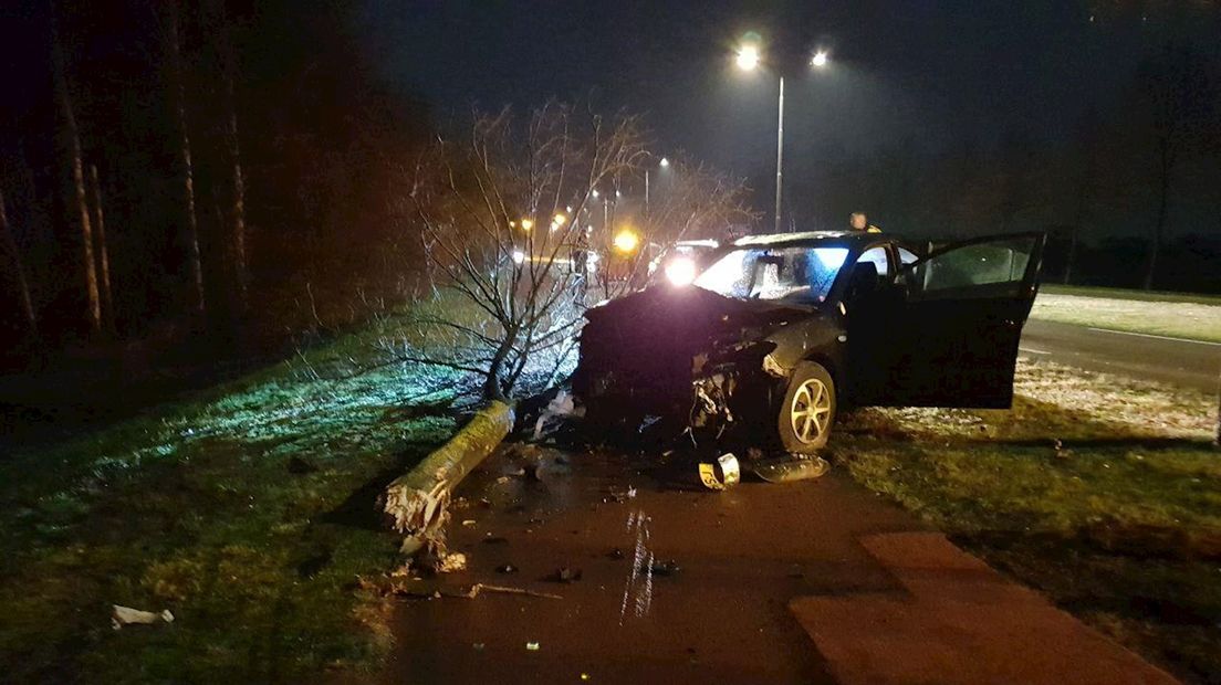 Automobilist rijdt boom omver in Hengelo