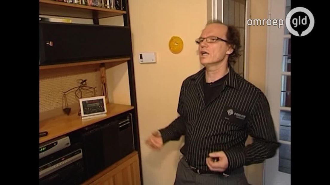 Henk Hulshof imponeerde in 2005 met zijn eigen uitvinding, de intelligente kamerthermostaat. Hij haalde er zelfs de halve finale van het programma Het Beste Idee van Nederland mee. Bij Omroep Gelderland vertelde hij trots over zijn eigen uitvinding.