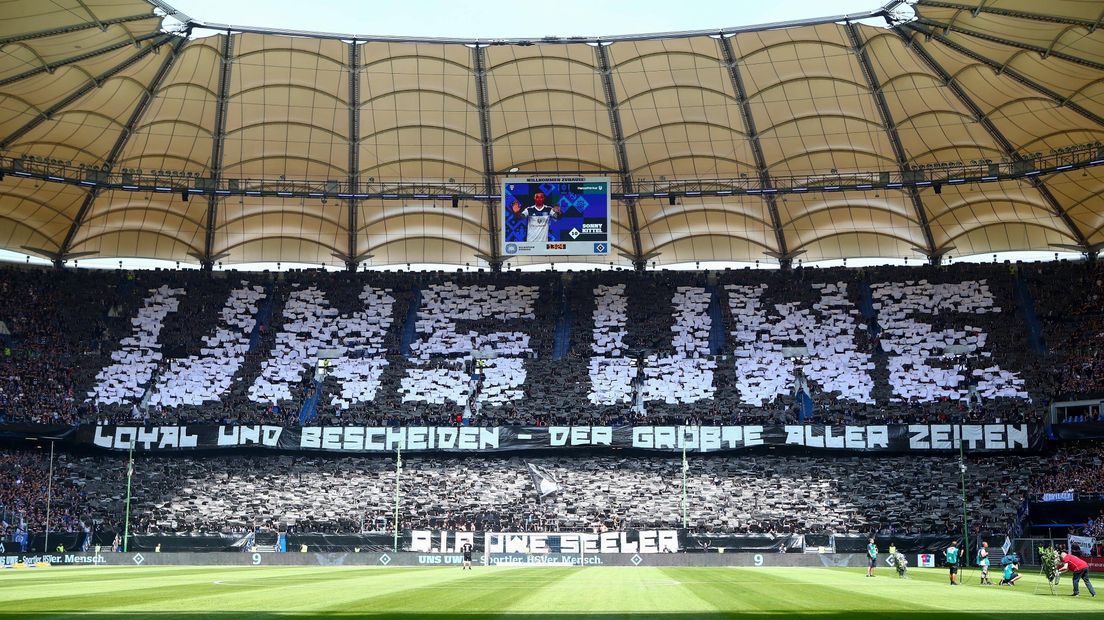 HSV-supporters met een eerbetoon aan Uwe Seeler