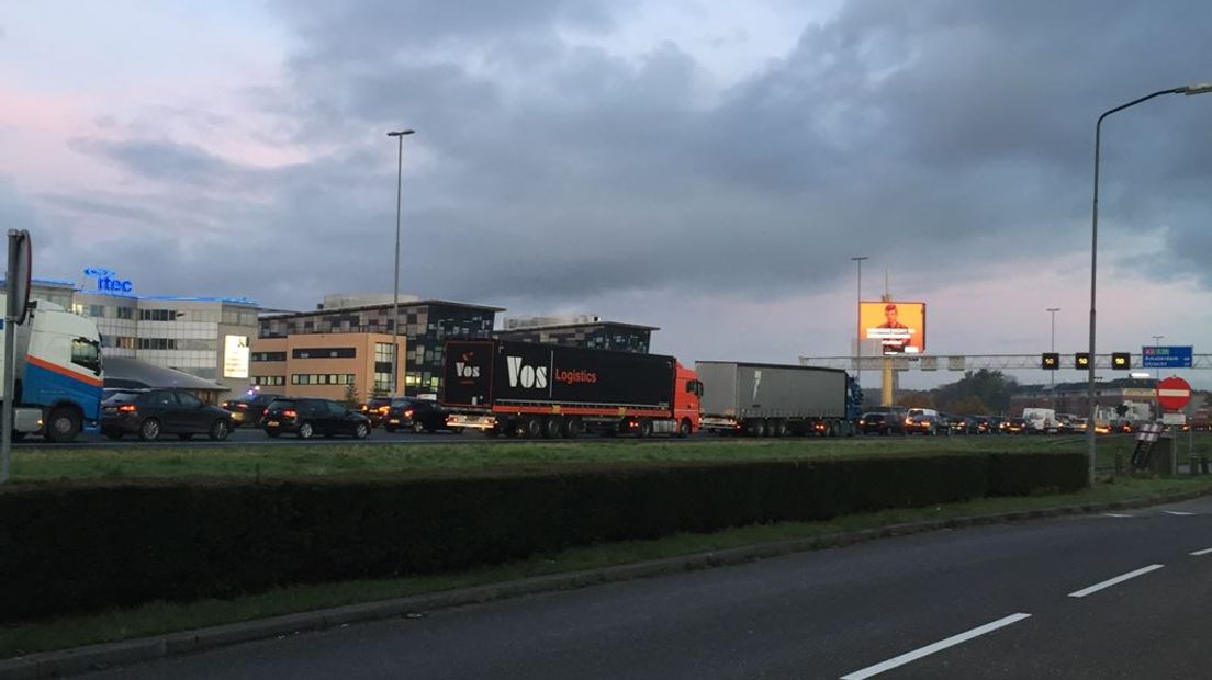 Een verkeersinfarct op de A2 bij Waardenburg donderdagmorgen. De weg zat richting Utrecht urenlang dicht na een ongeluk met meerdere auto's. Daarbij is een gewonde zijn gevallen, meldt de VerkeersInformatieDienst (VID).