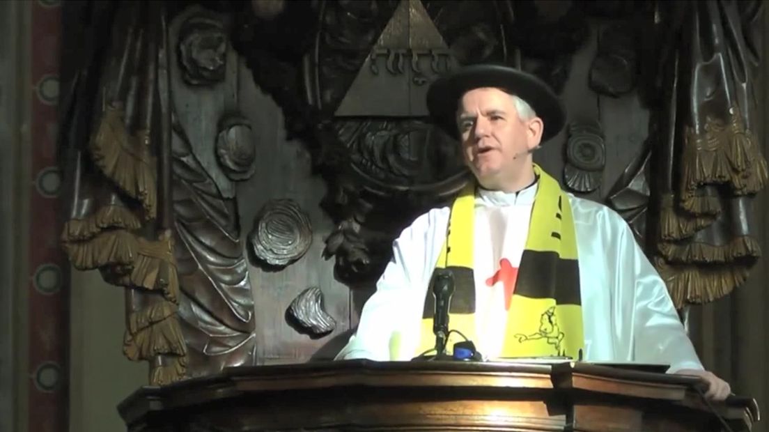 Pastoor Patrick Kuipers tijdens een eerdere carnavalsmis