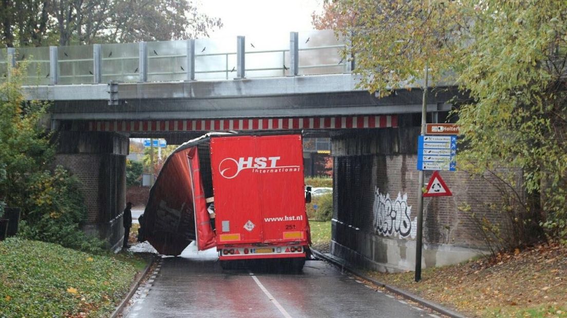 Vrachtwagen klem onder viaduct in Holten