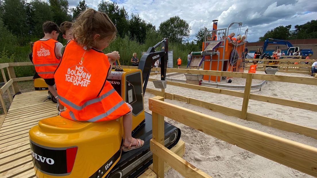 Kinderen wanen zich echte bouwvakkers op de minigraafmachines