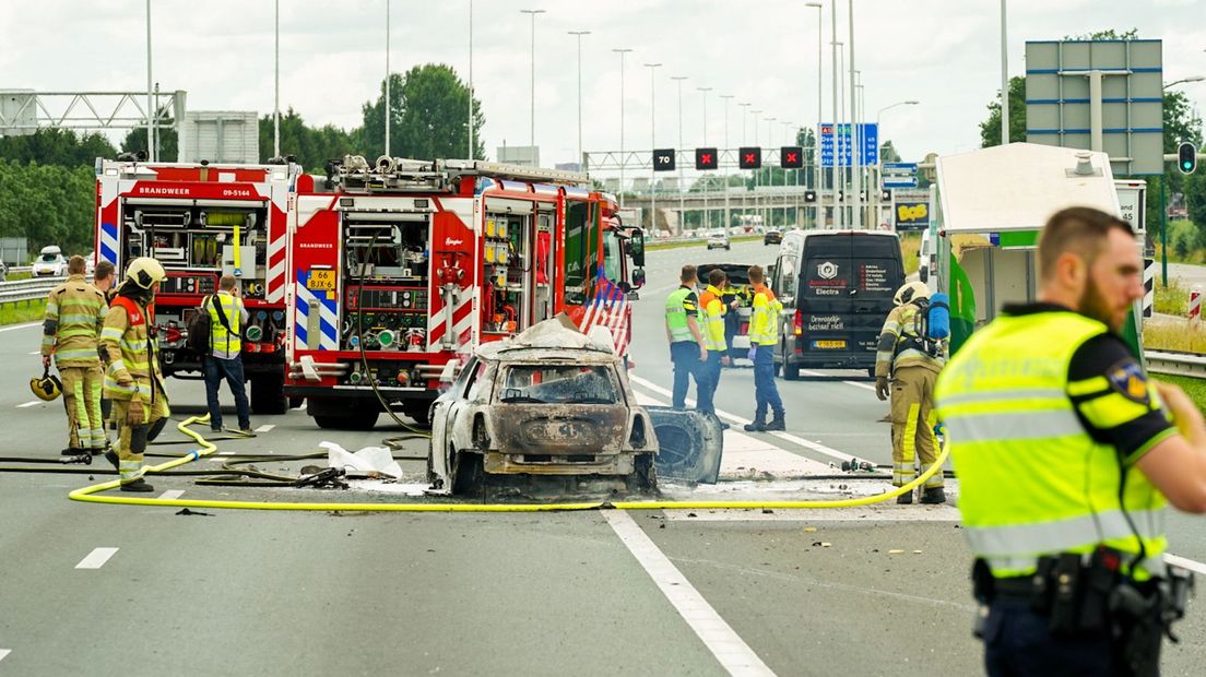 De auto is volledig in de as gelegd