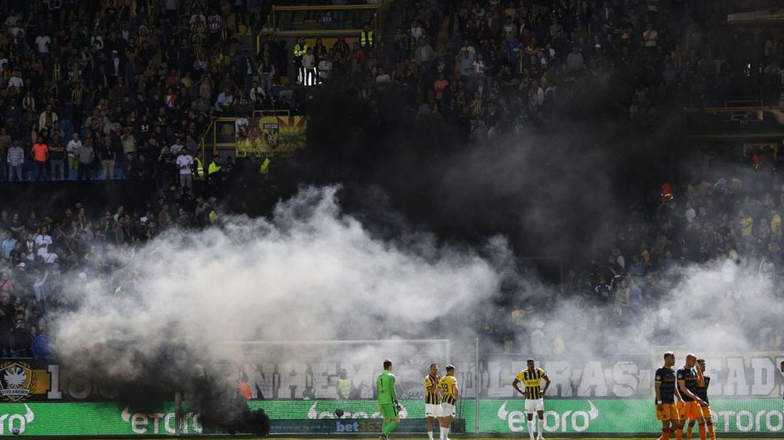 Donkere rookwolken boven de tribunes van Vitesse.