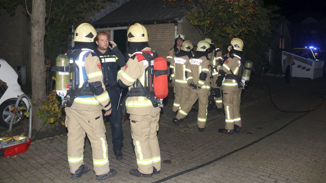 Brandweer redt bewoners en kat uit brandende woning