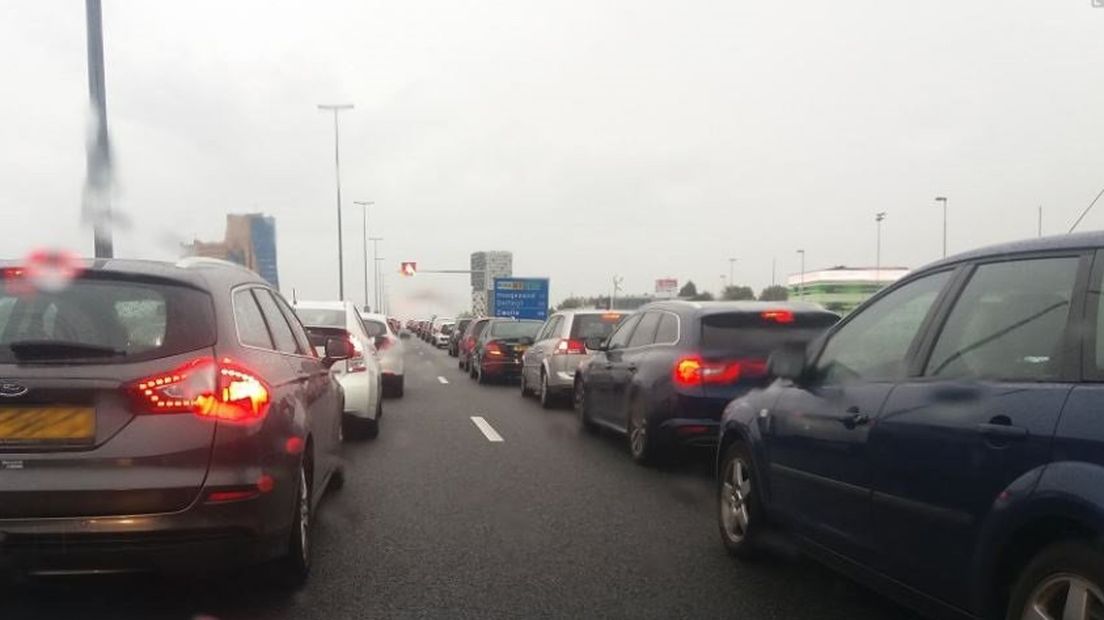 Er staat een file voor het Julianaplein door een ongeluk op de A7